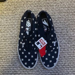 Vans x New York Yankees - Size 10 NWT